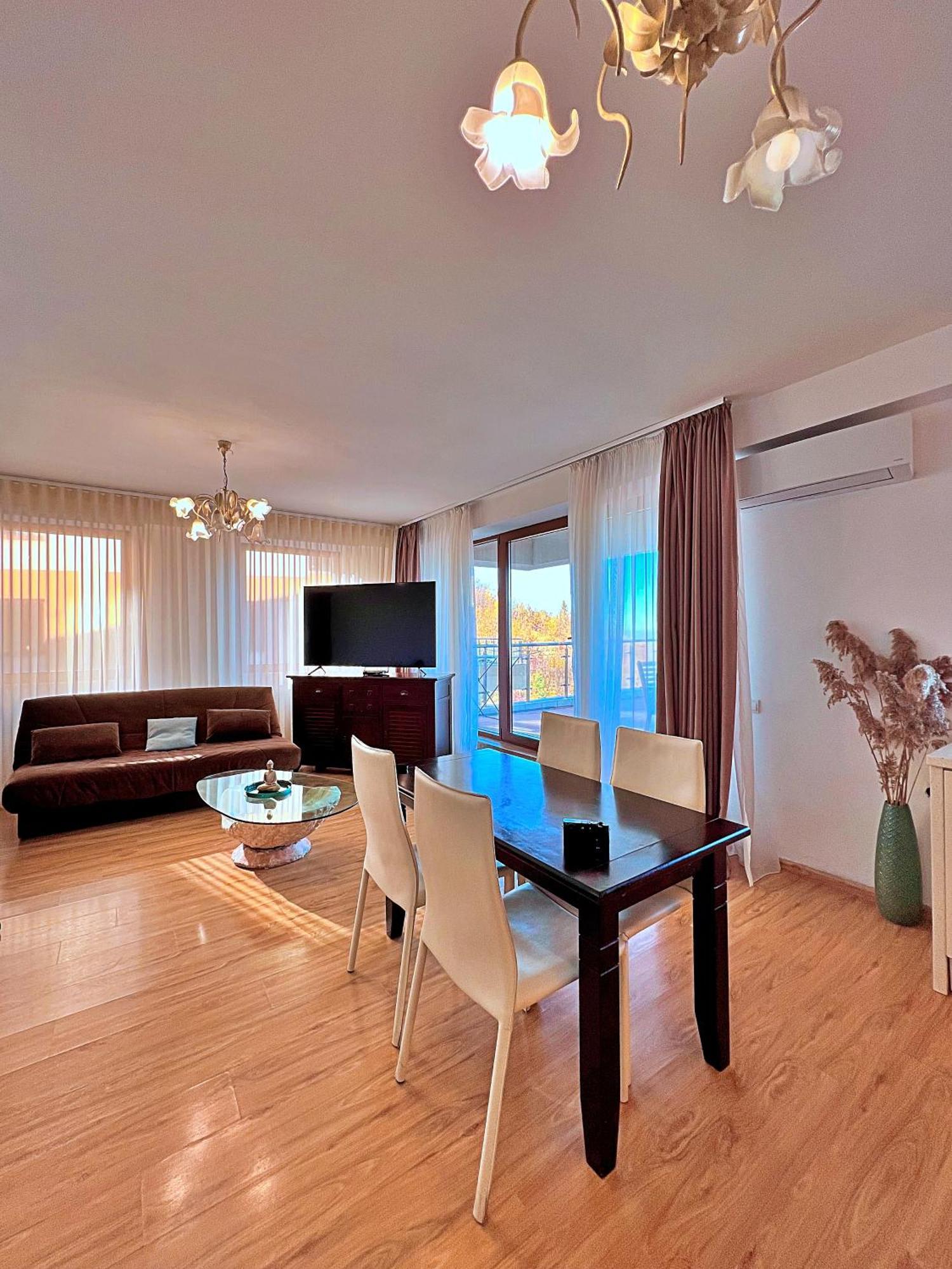 #3 Coroni Seasons Apartment *